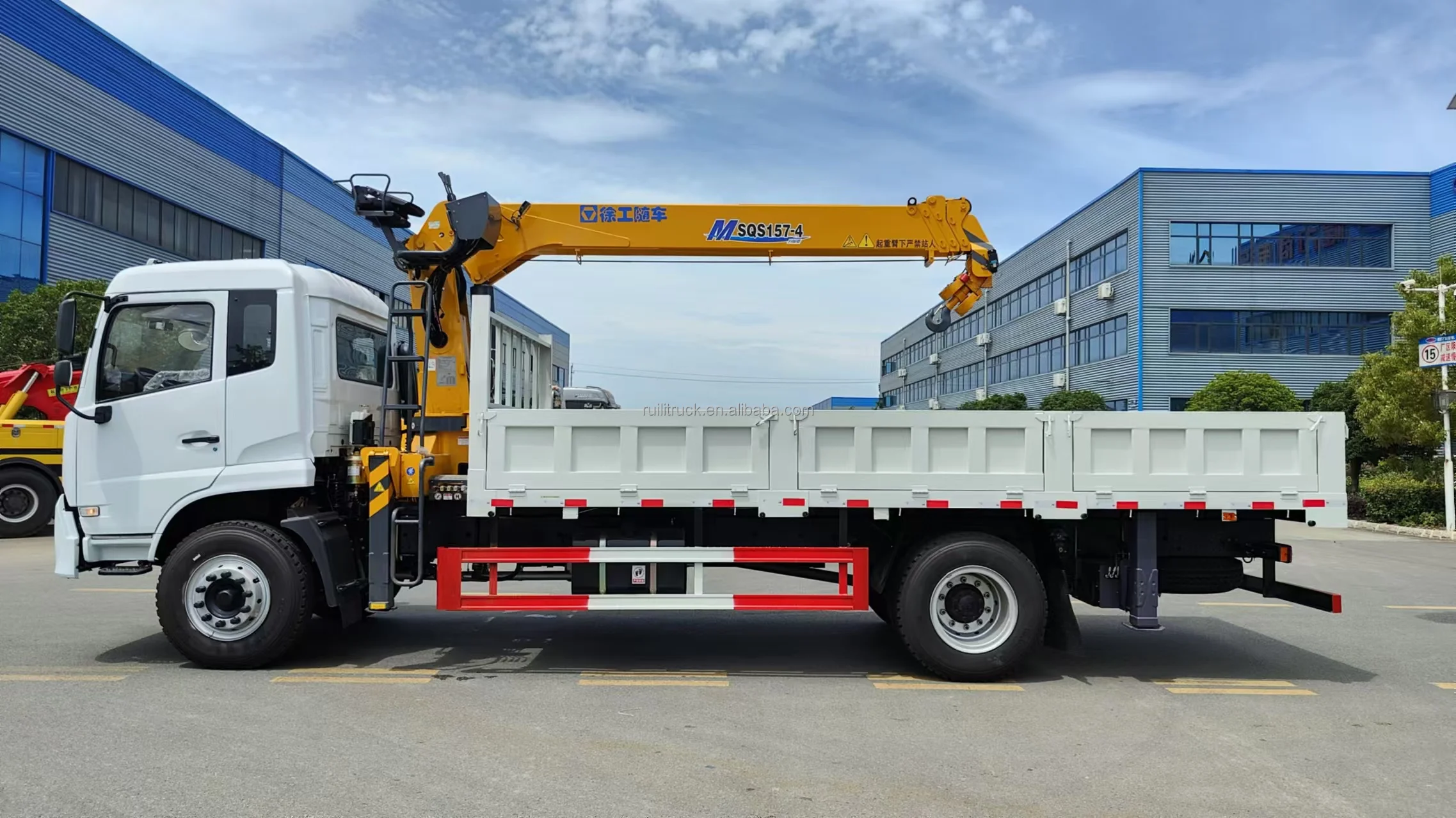 CLW 210HP Engine Truck Mounted with XCMG 6.3TON Lifting Crane 4x2 LHD Crane Truck for Stone & Garbage Lifting 15m Max Height