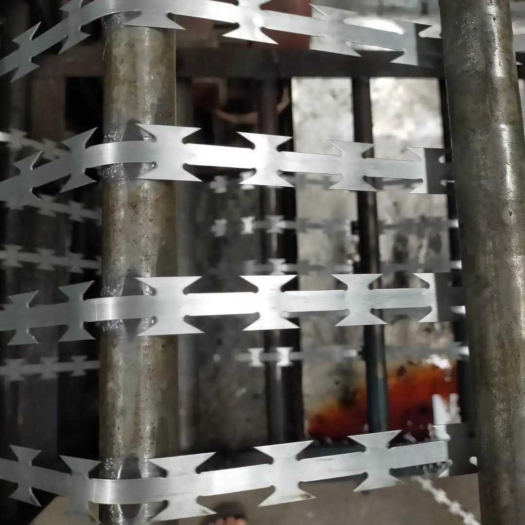 Колючая проволока для бритвы с плоской обмоткой