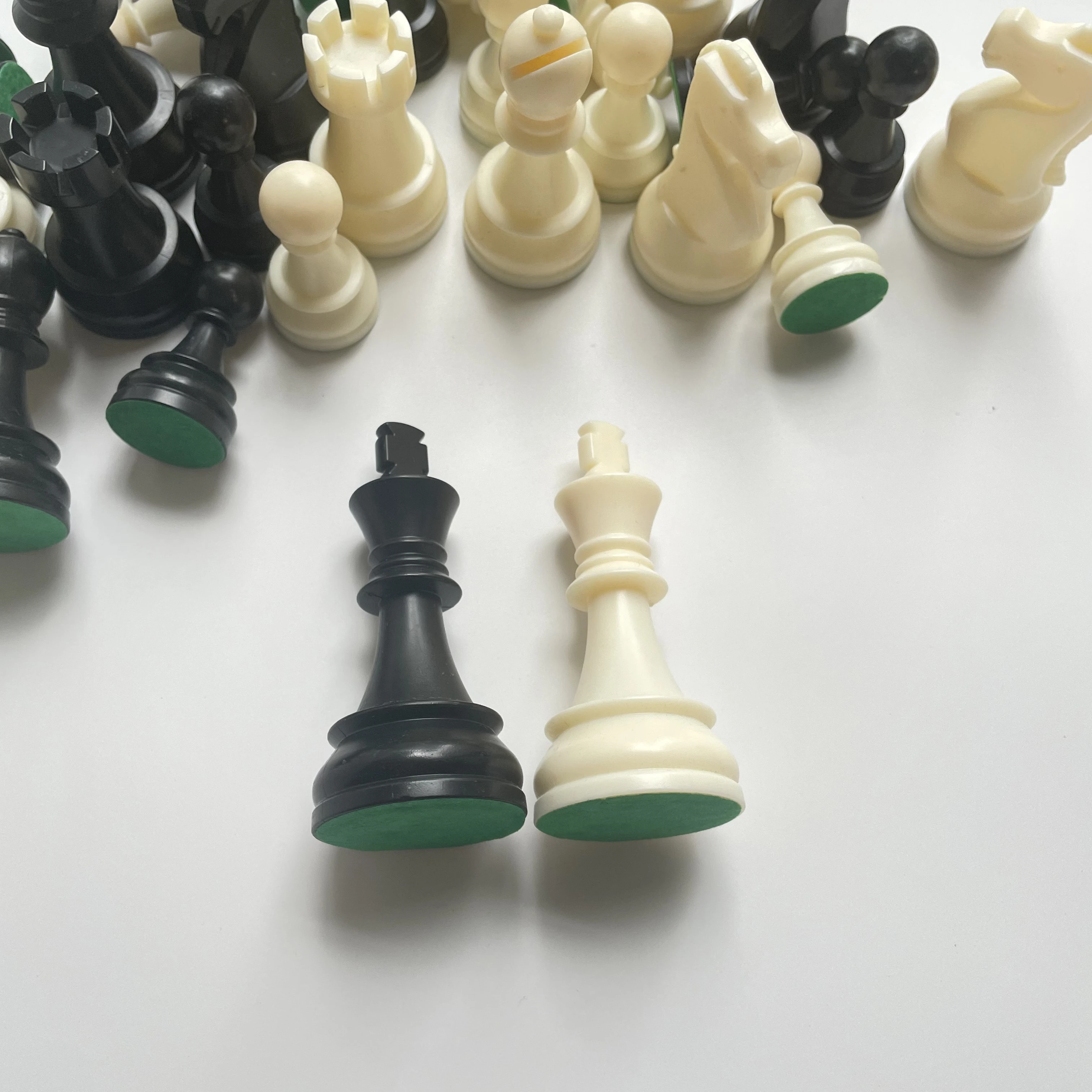 Customization New Plastic Chess Pieces King Height 85mm Portable International Chess Game Piece Set