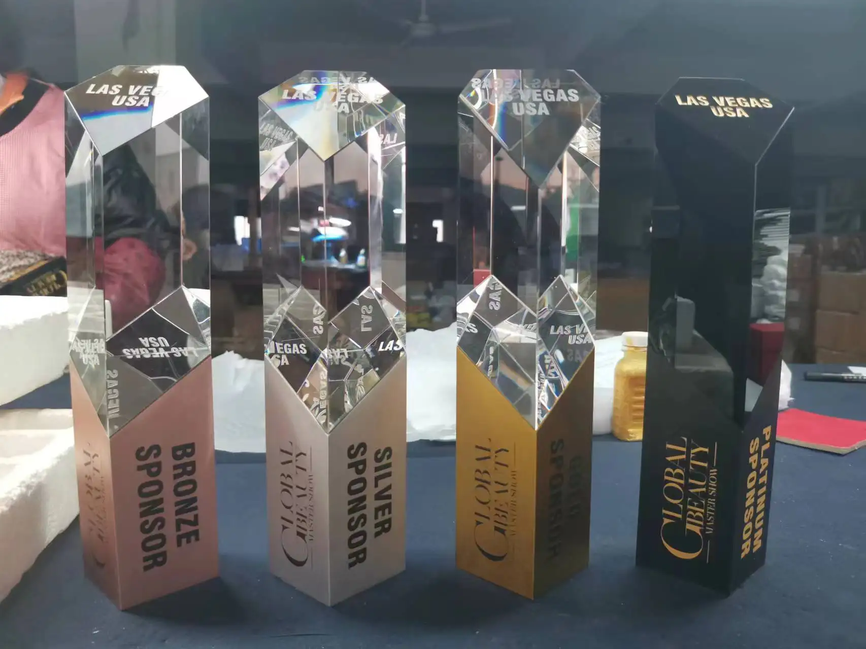 Metal K9 crystal glass custom business gift hefty mementos with a metal trophy base
