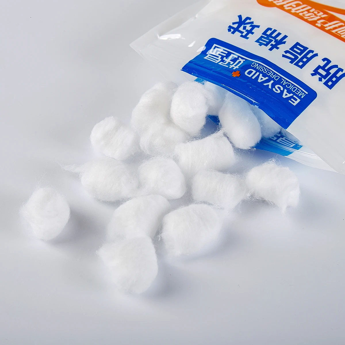 Factory 100% Pure Cotton Sterilize wholesale cotton balls comfortable medical absorbent Cotton Balls