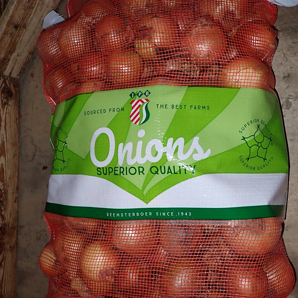 Fresh yellow onions Holland The Netherlands for wholesale private label sizes 75mm / 105mm 5 - 25kg bags best quality