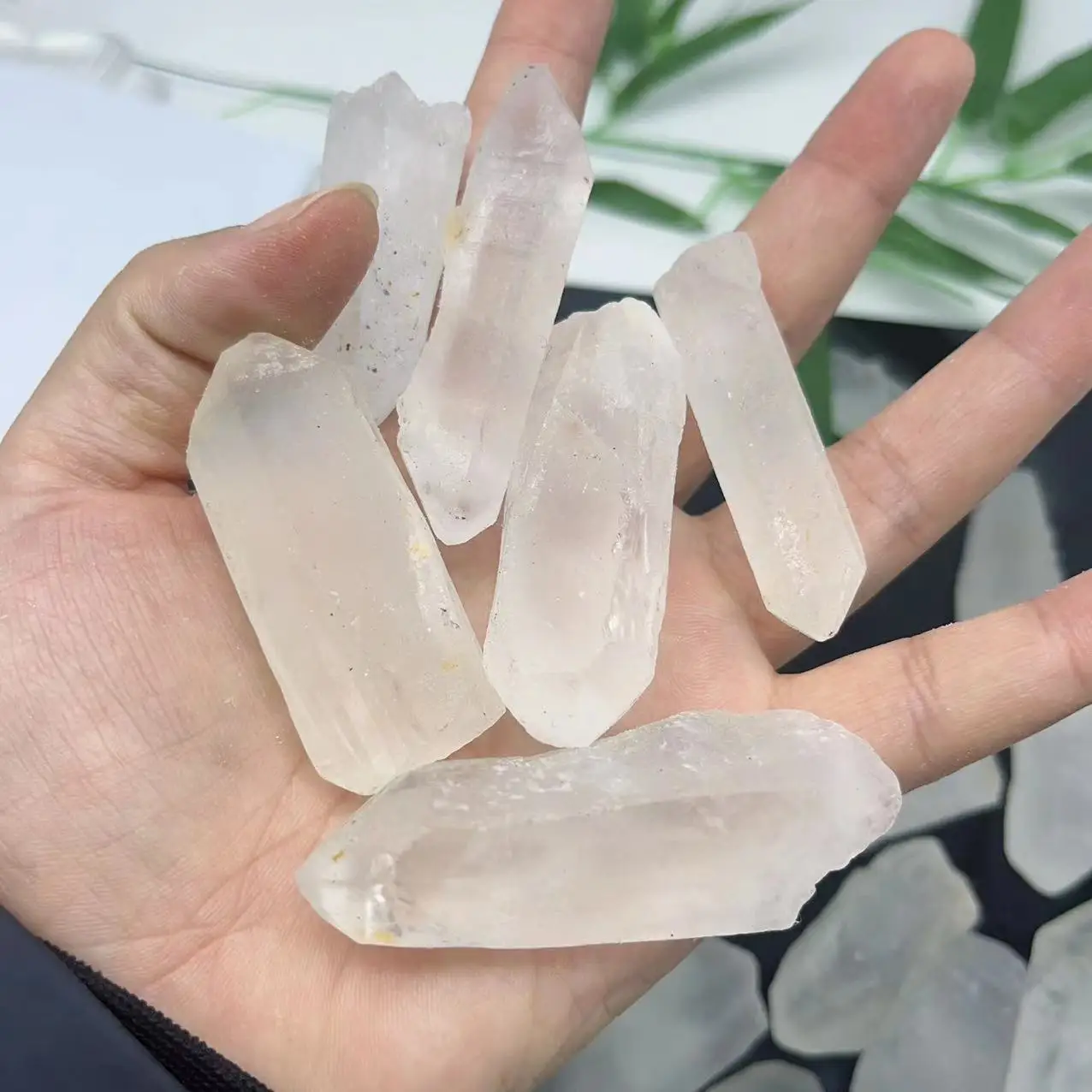 Wholesale Natural Rough Clear Quartz Point Raw Quartz Point Reiki Crystal Healing Stone For Friend Gift and Decoration