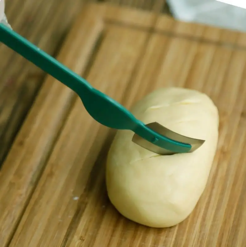 Green Color Plastic Bread Knife with Carbon Steel Blade Curved Shaped Bread Cutter with LID  for Baking Tools
