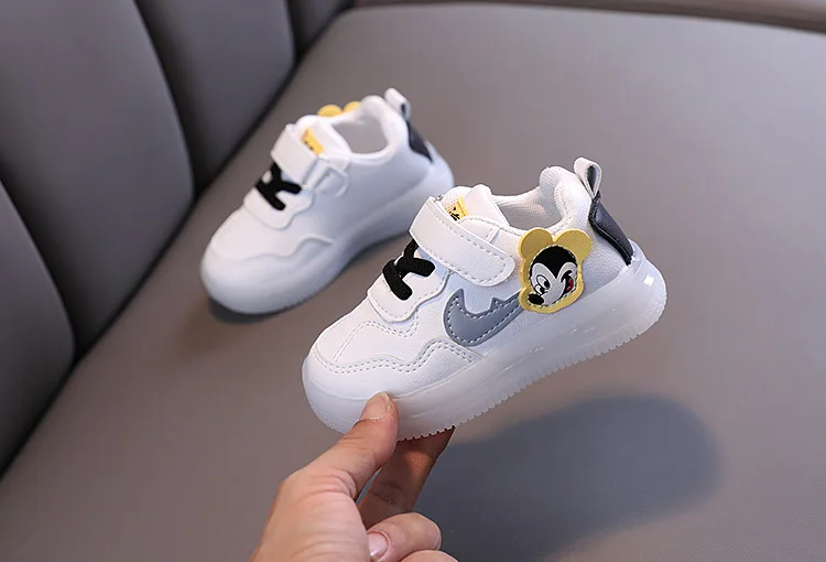 Unisex Fashion Boys Flash Childrens Casual Shoes Girls White Soft Sole Baby Sport Shoes for Kids .jpg