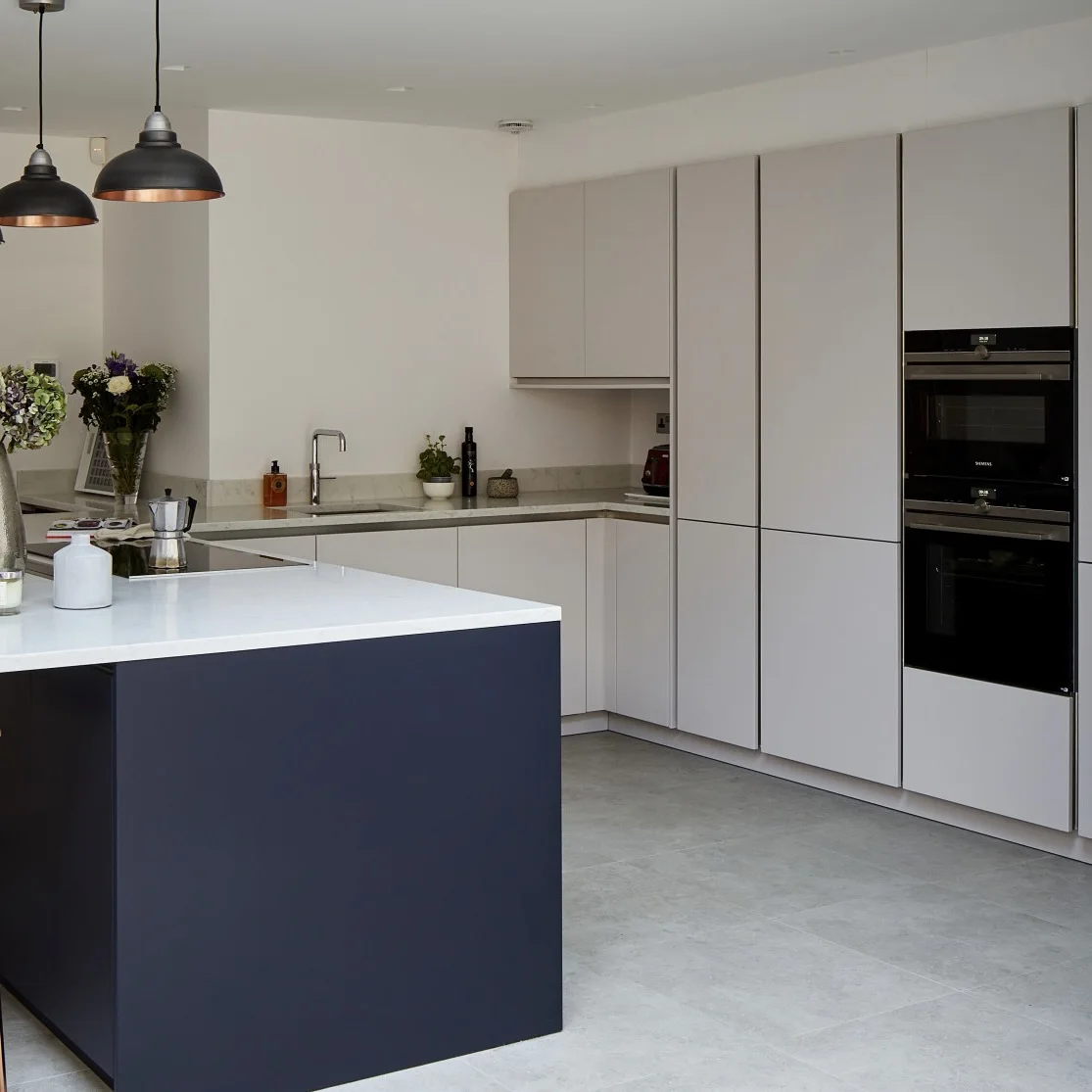 Customizable Modern White Kitchen Cabinet Smart Waterfall Island Design with Wood MDF Panel Pure White Color