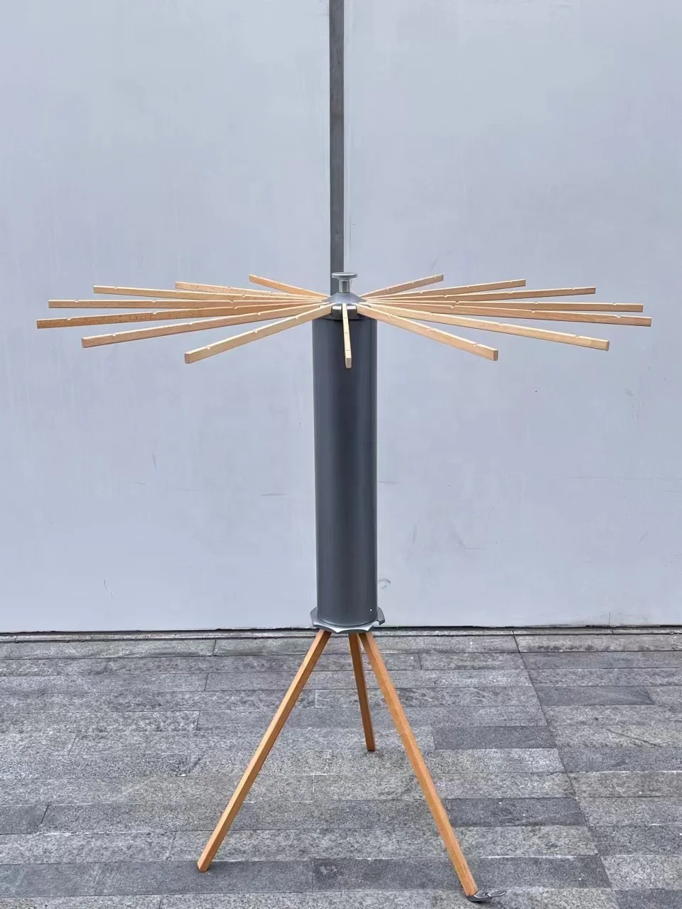New Arrival Clothes Drying Rack Tripod Model With 16 Beech Rods