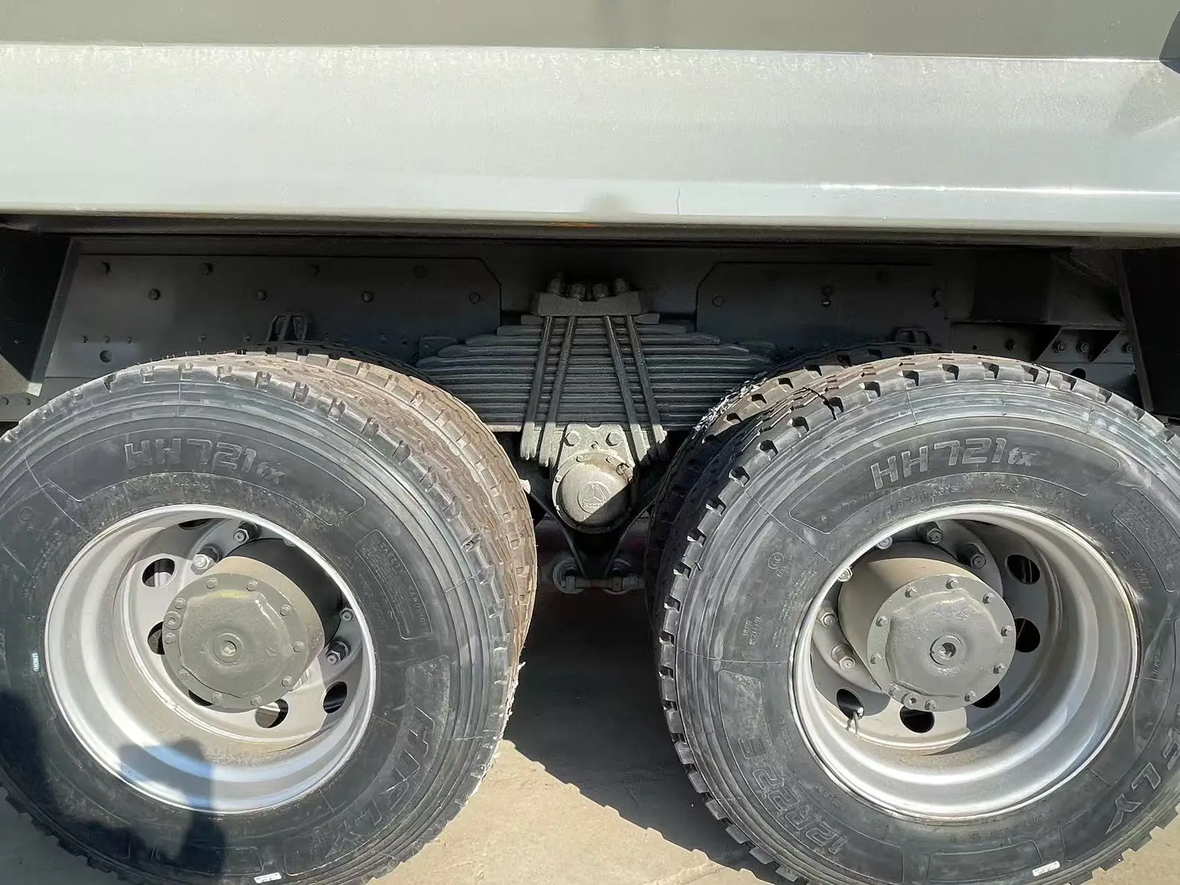 HOWO 6x4 Automatic Tarpaulin Mining Dump Truck Right Hand Drive 400hp 30t Gross Vehicle Weight HW19710 Transmission Rear Camera