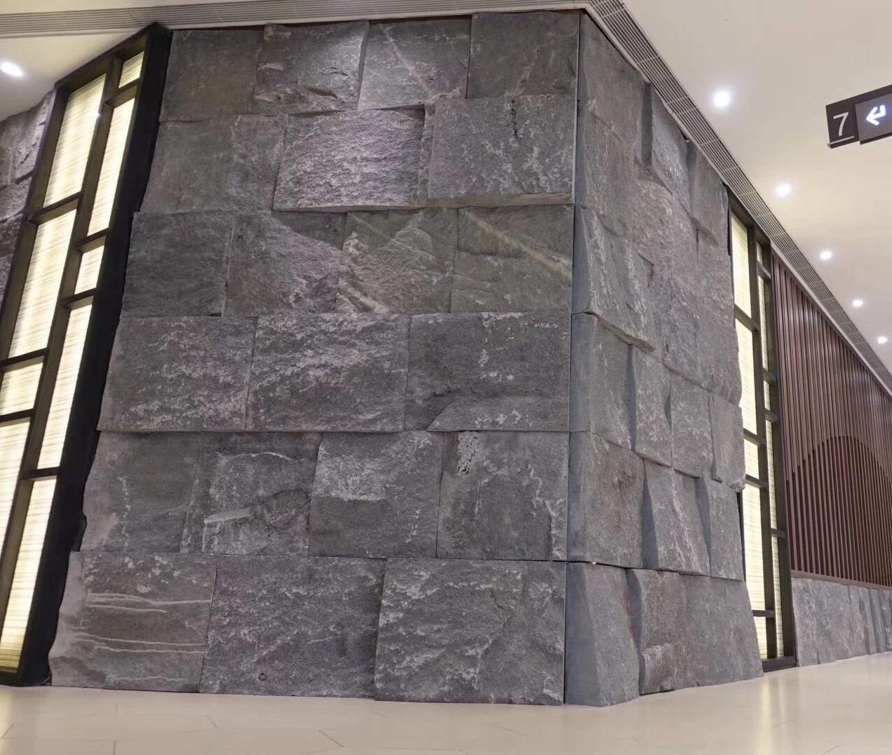 Natural Split Feature Wall Rock Face Black Grey Granite Basalt Stone Rock Veneer Wall Cladding Big Size Customized