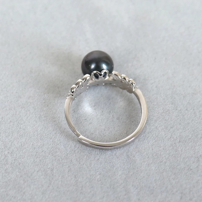 
natural tahitian pearl ring adjustable,high luster,round shape,very clean surface,925 silver mountings,flexible size 
