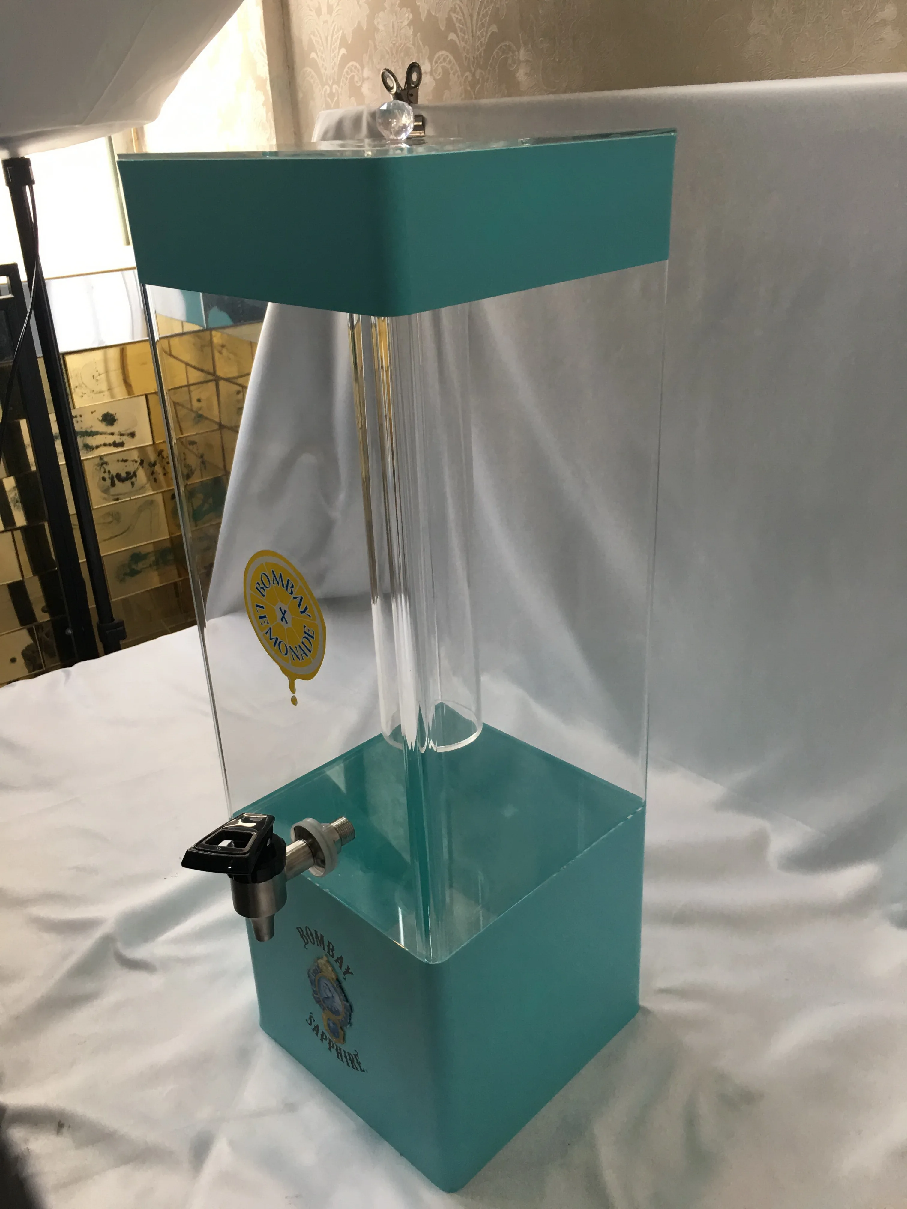 Food safety Bar Cold beverage dispenser acrylic material acrylic juice beverage wine dispenser