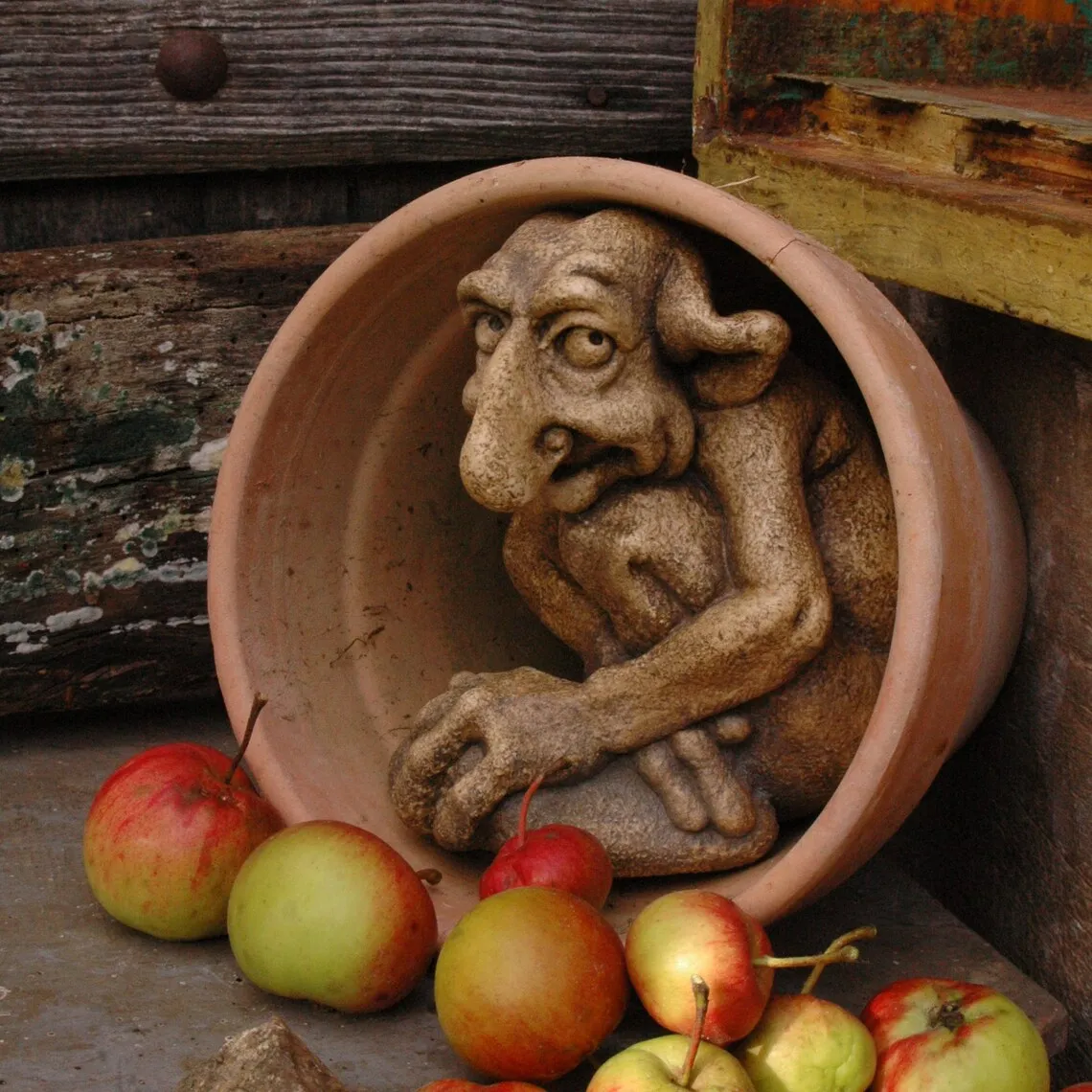 Polyresin Handmade Gothic sculpture cast stone troll  gargoyle statue Feng Shui figure mischievous house buddy