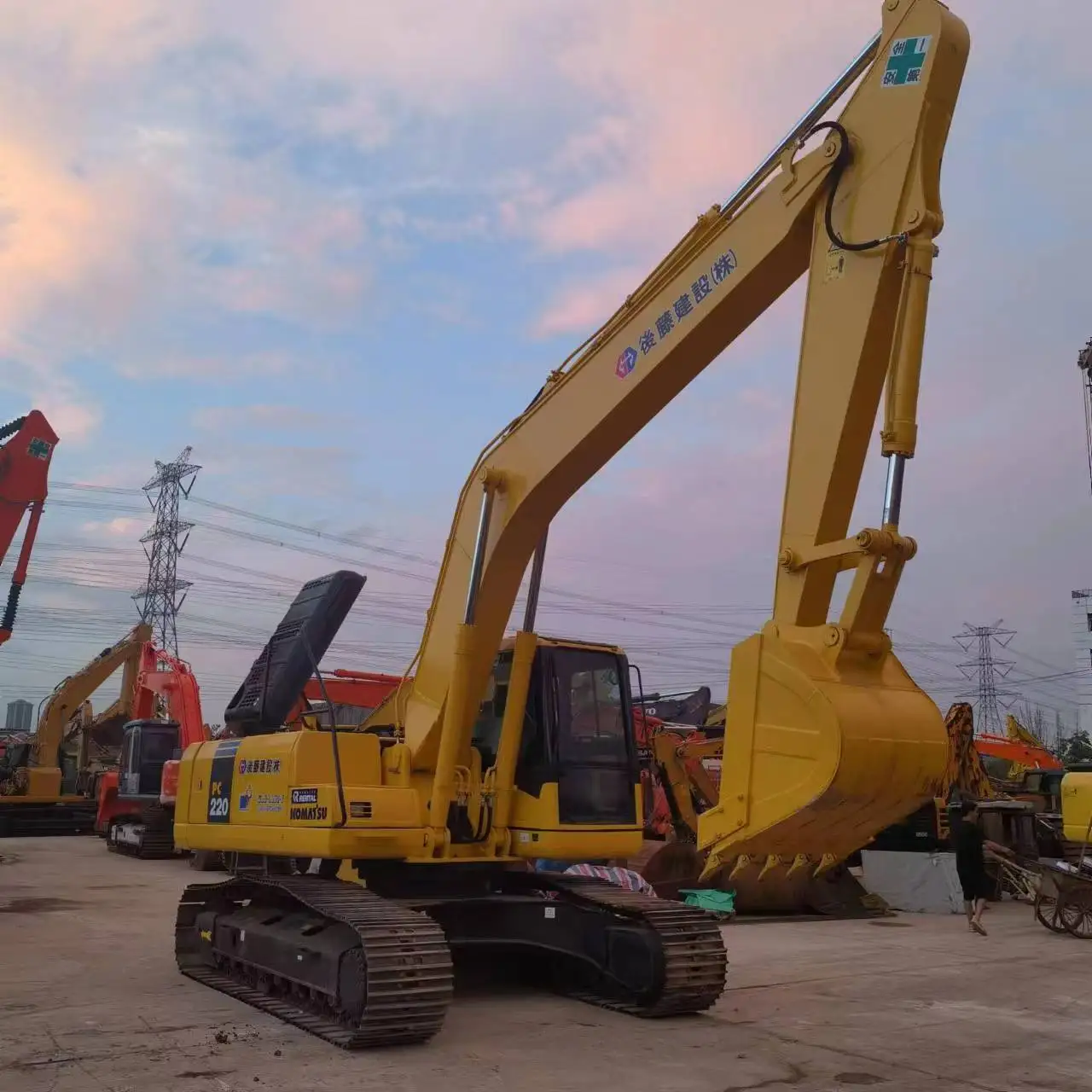used Komatsu PC 220-7 excavator with good price excavator PC220-7 used Komatsu Excavator PC 220-7 with Good Price for sale