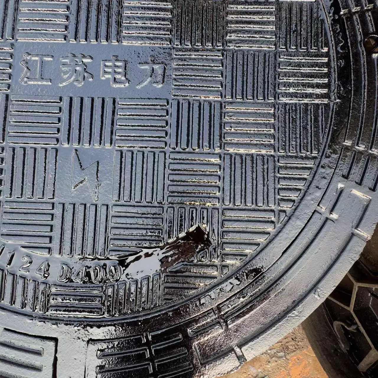 Custom supply of high quality black asphalt paint square EN124 ductile iron manhole covers