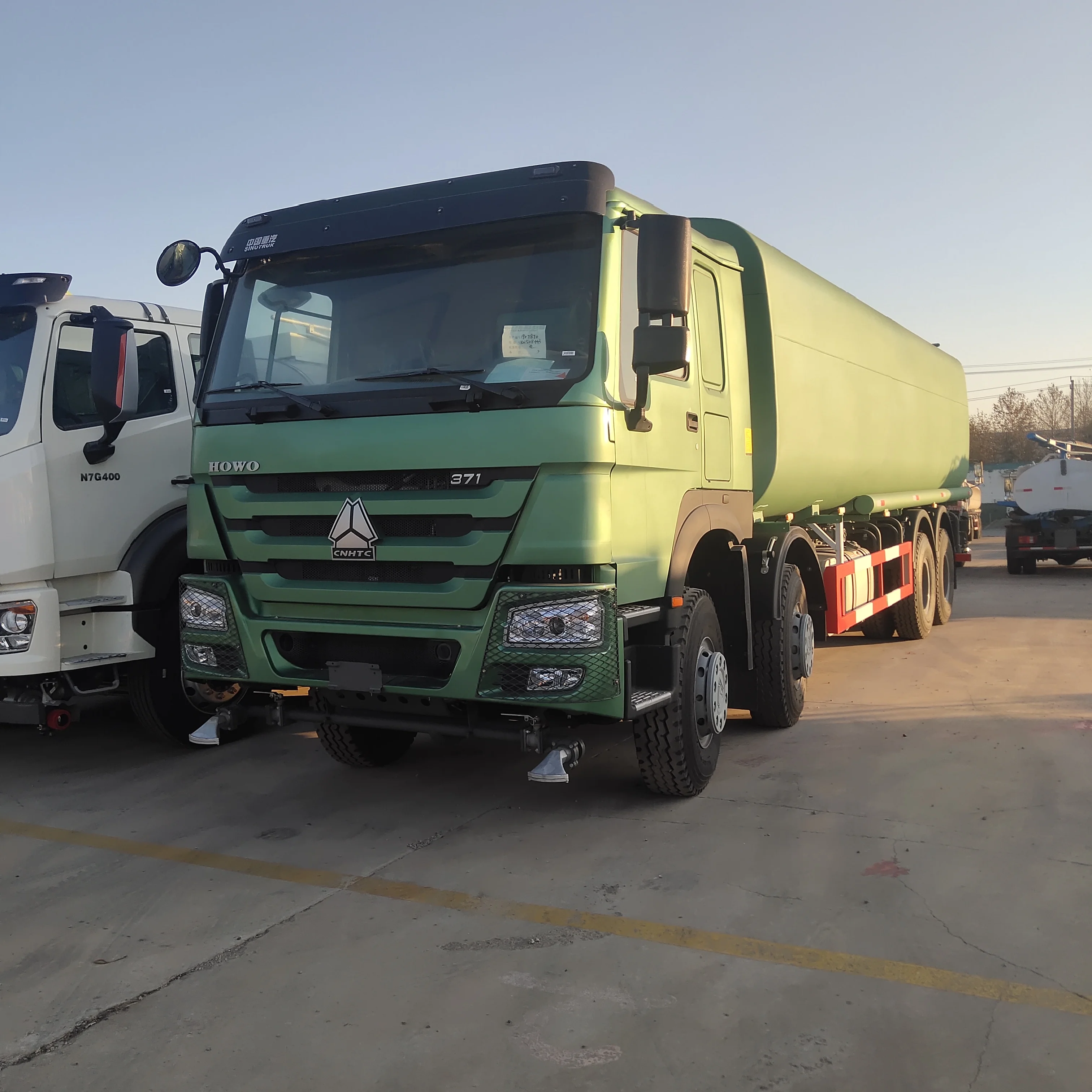 Хорошее качество новый грузовик Sino Howo 8x4 12 шин 30000L 35000L LHD распылитель воды Автоцистерна