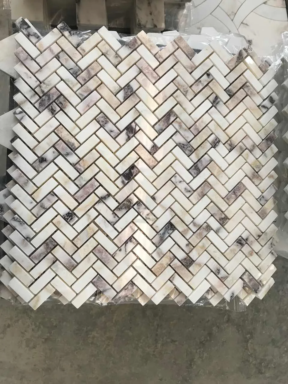 Китайская мозаичная плитка Calacatta из фиолетового мрамора для украшения