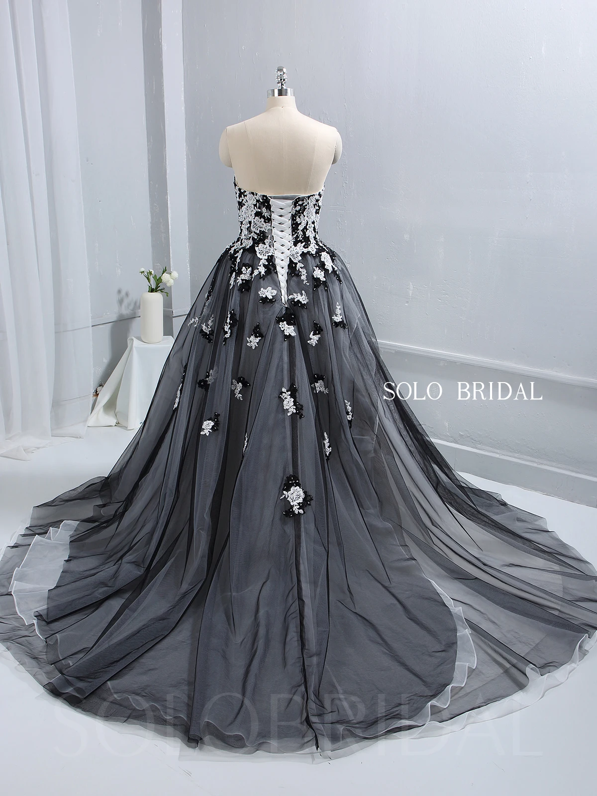 Elegant hot sale new design custom made factory of wedding dresses black and white ball gown ruffle wedding dress for women