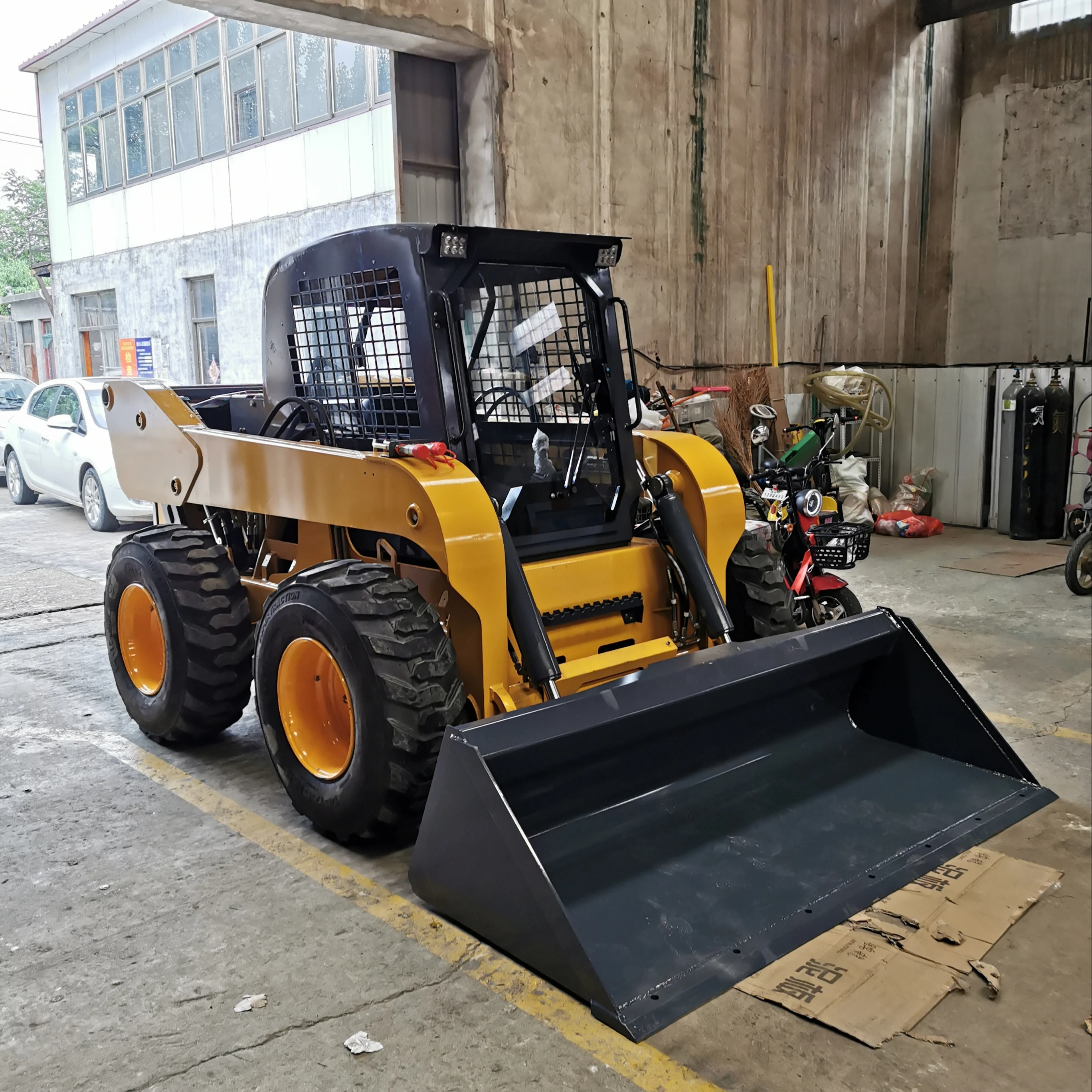 9500E, погрузчик с бортовым поворотом для двигателя Euro 5 55 кВт/73 кВт