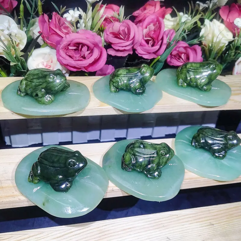 Popular crystals carving craft xiuyu jade frog on green aventurine lotus leaf