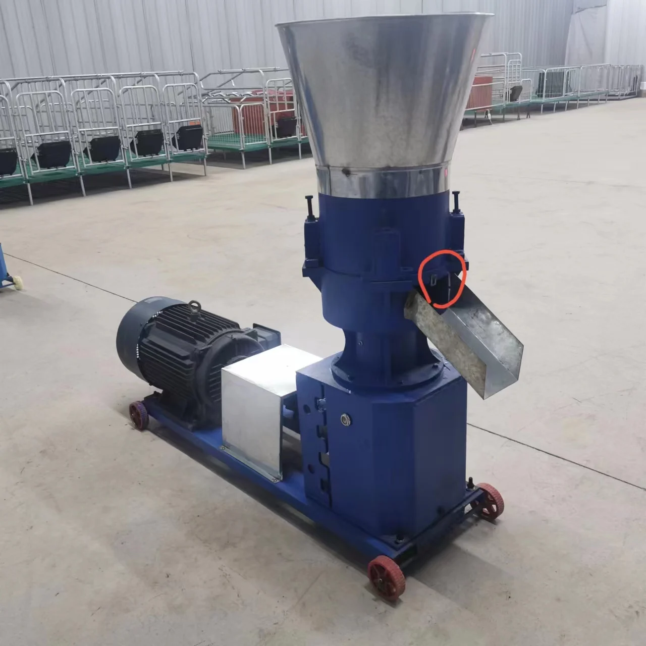 Chicken farms and pig farms convert crushed powdered feed into pellet feed