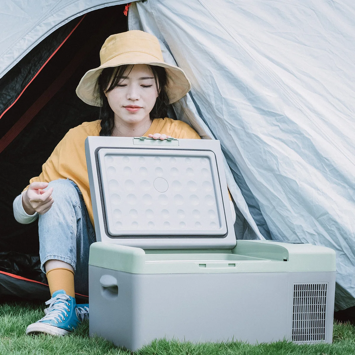 OEM ODM 16L small capacity 12v mini fridge outdoor portable compressor car refrigerator