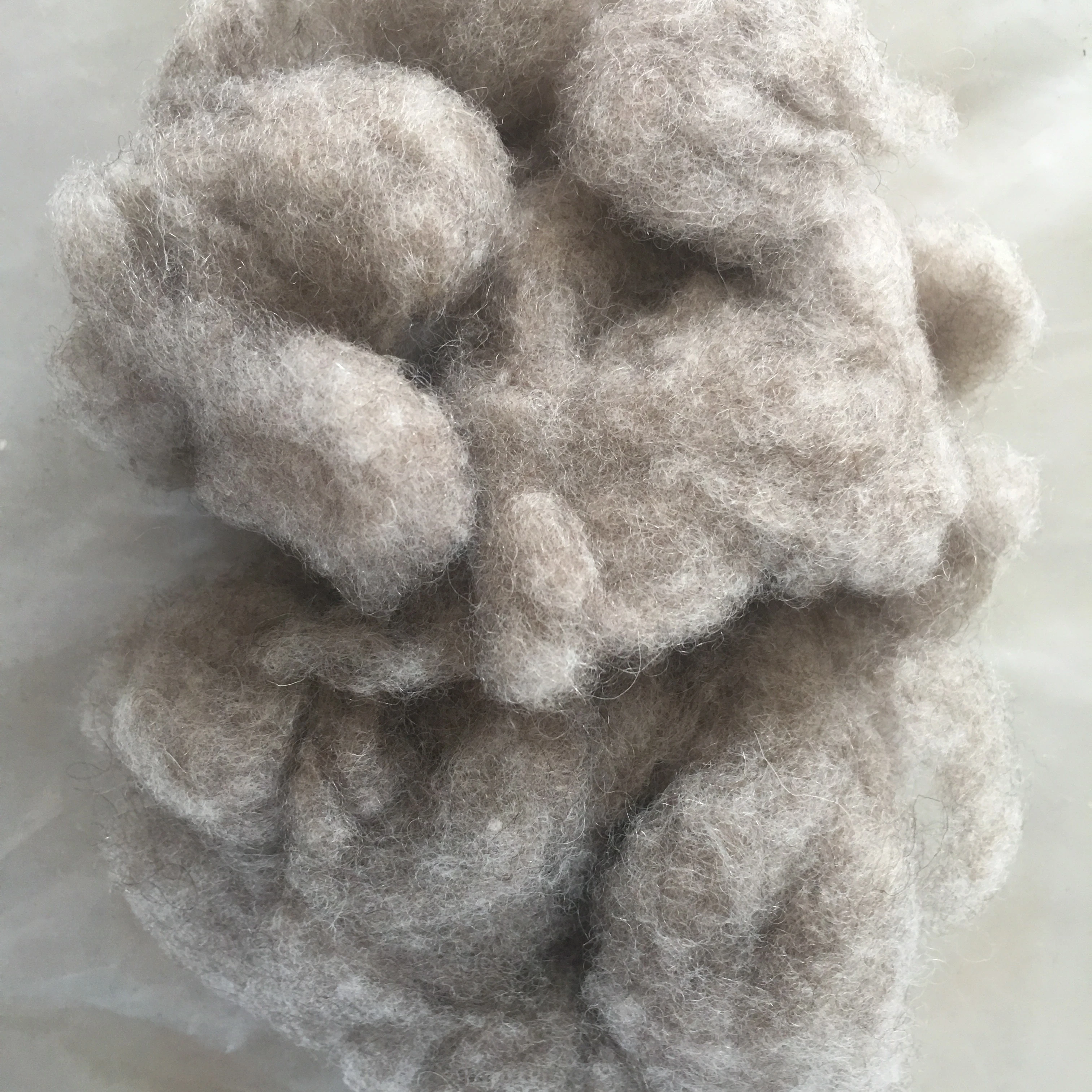 Оптовая продажа высококачественная 20-36 микрофонная натуральная светло-коричневая шерстяная комбинированная шерсть для войлока.