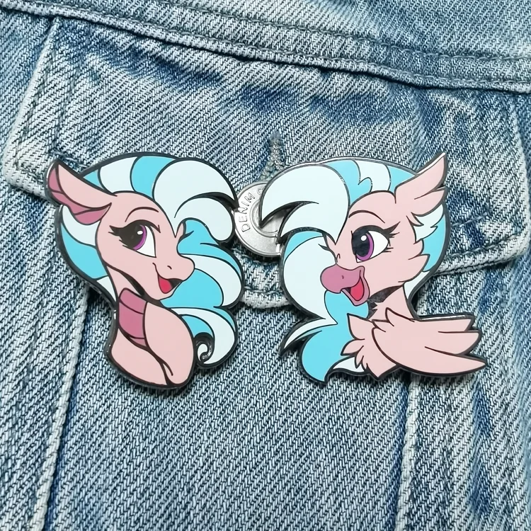 Индивидуальный мультяшный жесткий эмалированный металлический лацкан черный никелевый значок с подложкой