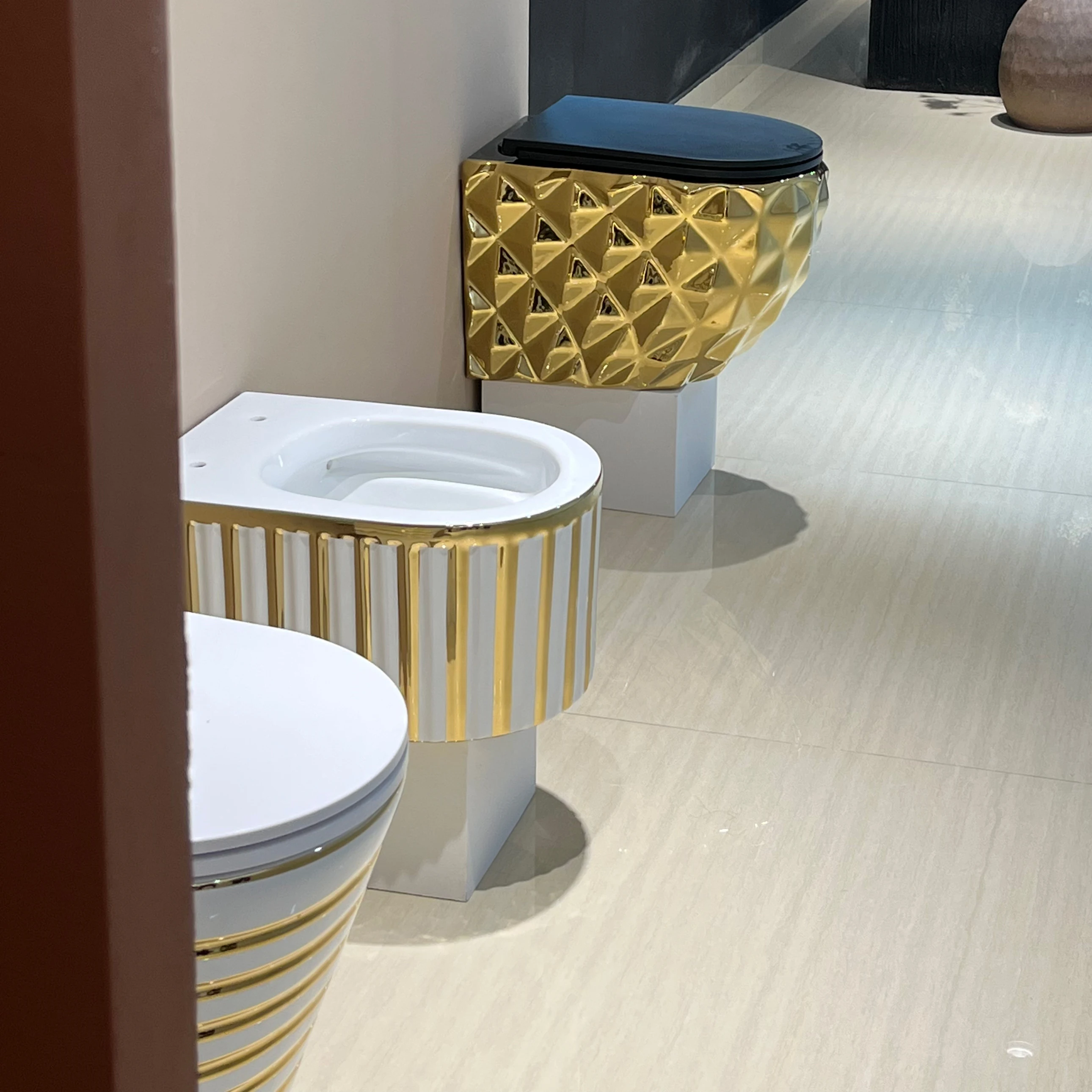 New Design Diamond Shape Wall Mounted Sanitary Ware Gold Water Closet Hanging Inodoro Bathroom Ceramic Wall Hung Toilet Commode