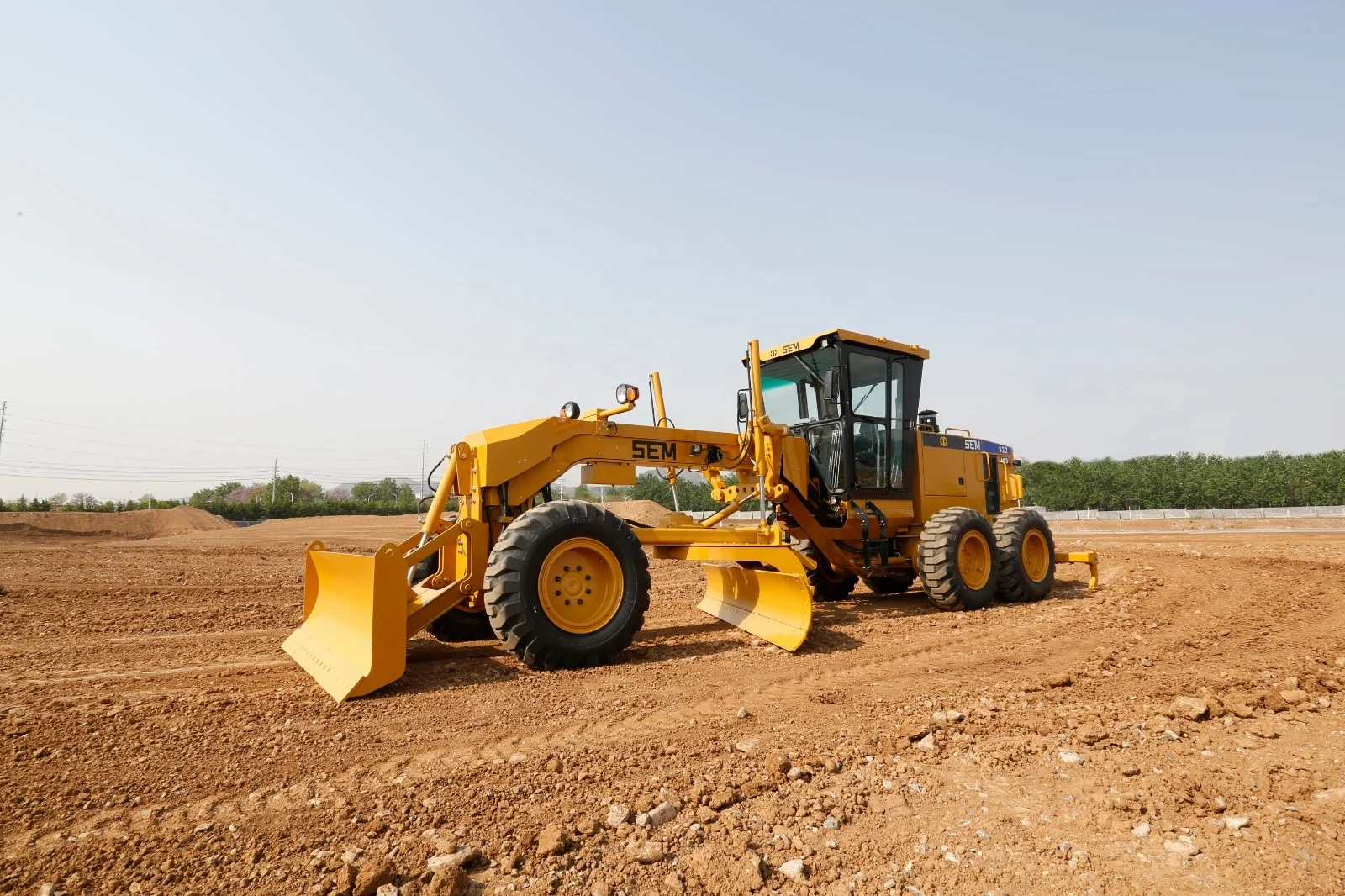 220HP SEM922 Motor Grader with all wheel drive (AWD) designed for poor underfoot applications (snow, sand, gravel, mud, etc.)