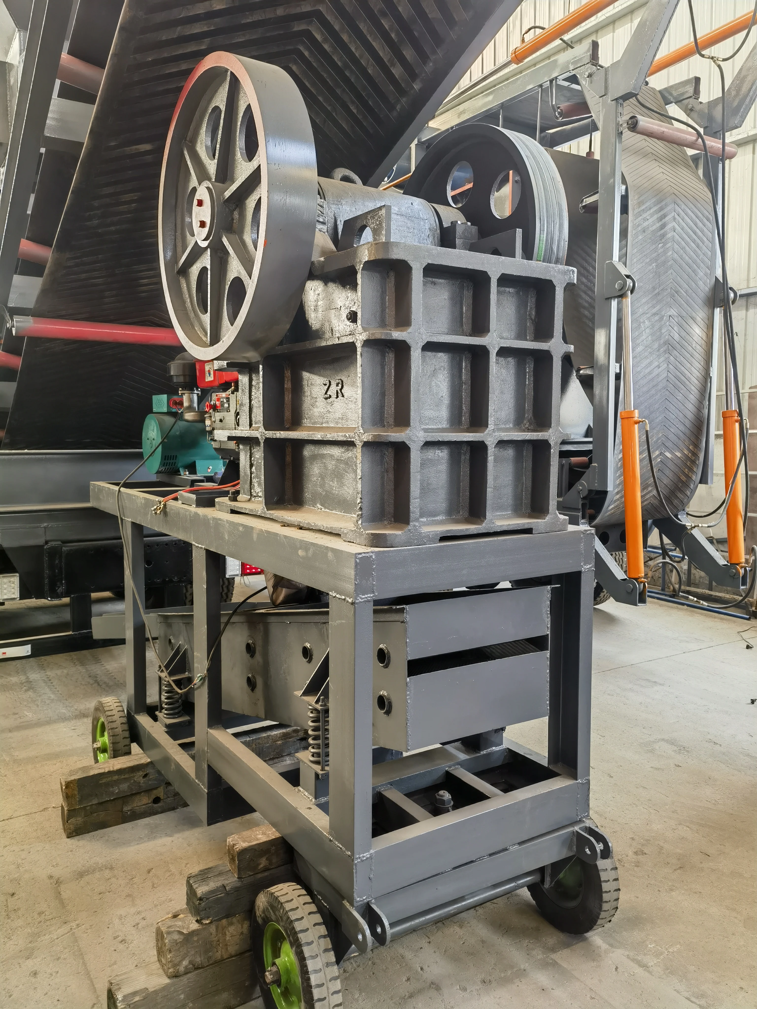 Factory direct jaw crusher is suitable for concrete, ore, mine small crusher, convenient stone crusher price