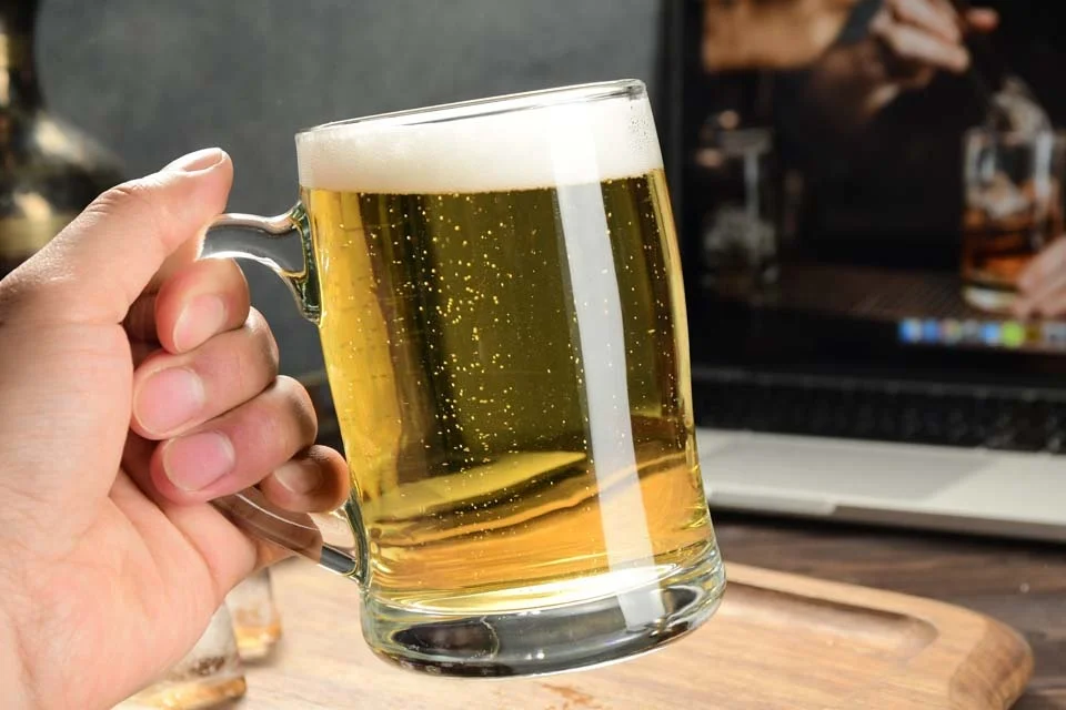 Customize Wholesale Daily Use Drinking Glassware Glass Beer  Mug Glass Coffee Mug With Handle