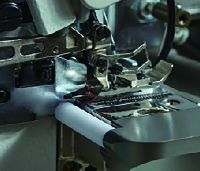 Automatic overlock sewing machine for cuffs of labor protection gloves