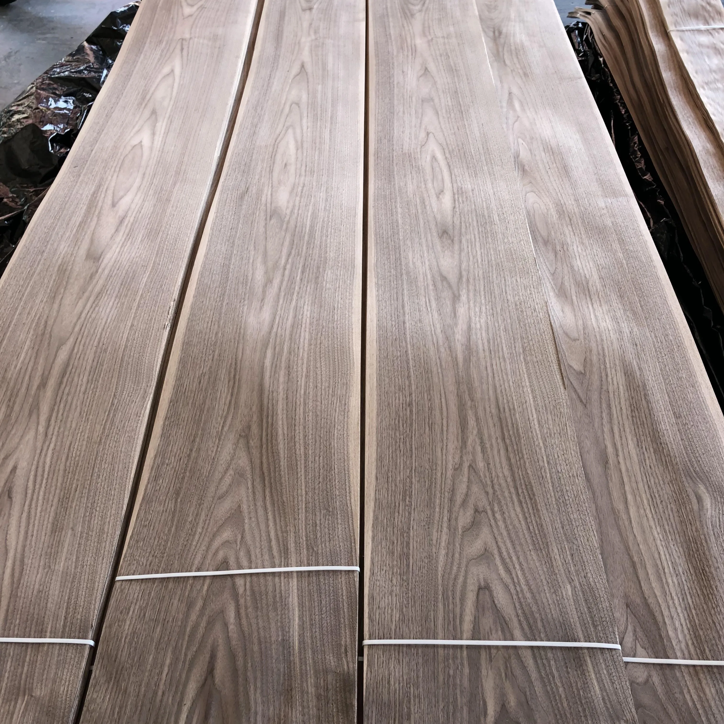 High Quality Natural Walnut Veneer Mountain/Straight Grain Black Walnut Wood Veneer Sheets