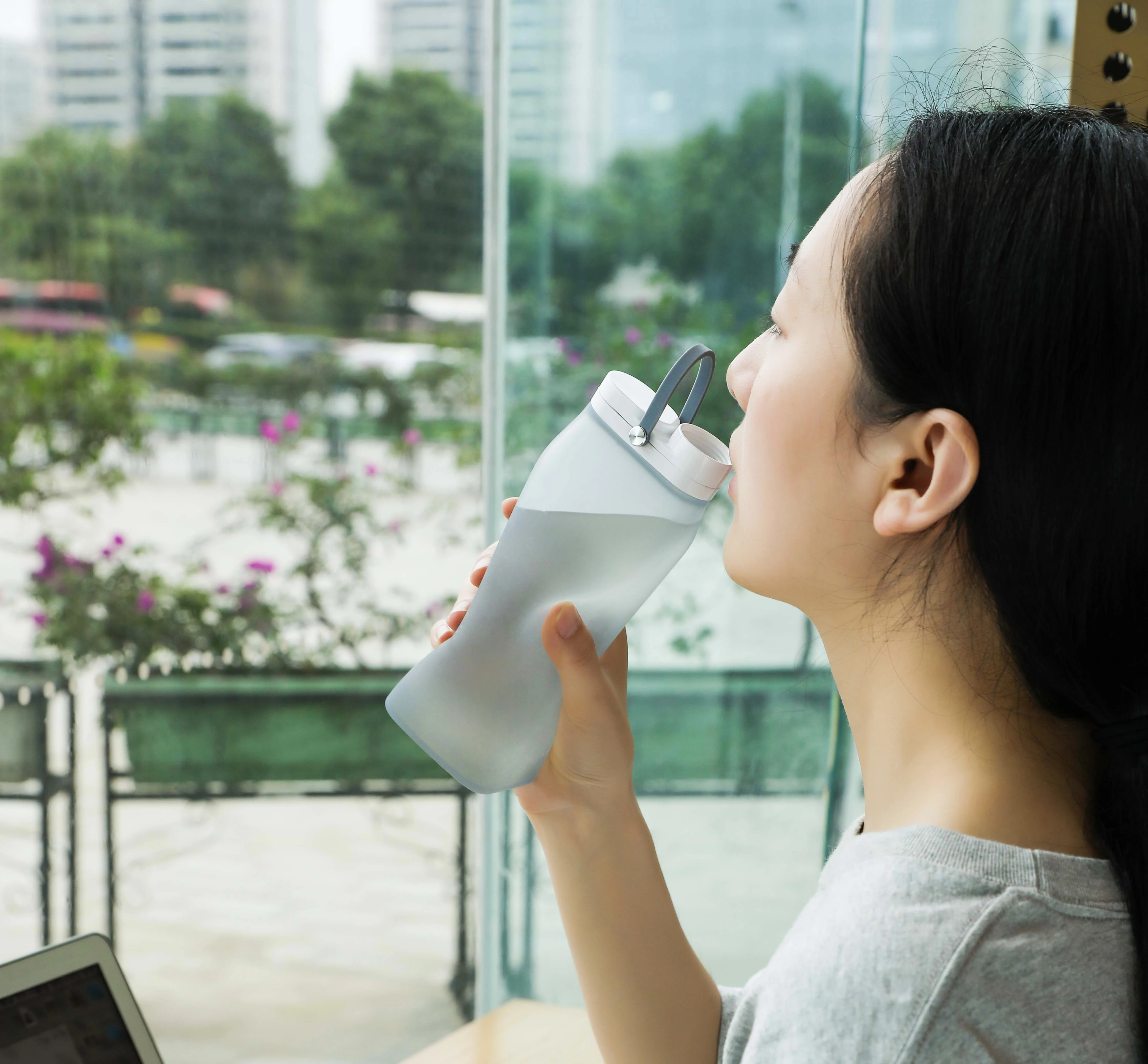 Factory Creative Design Collapsible Water Bottle BPA Free Silicone Soft Hand Feel  Water Bottle Wholesale