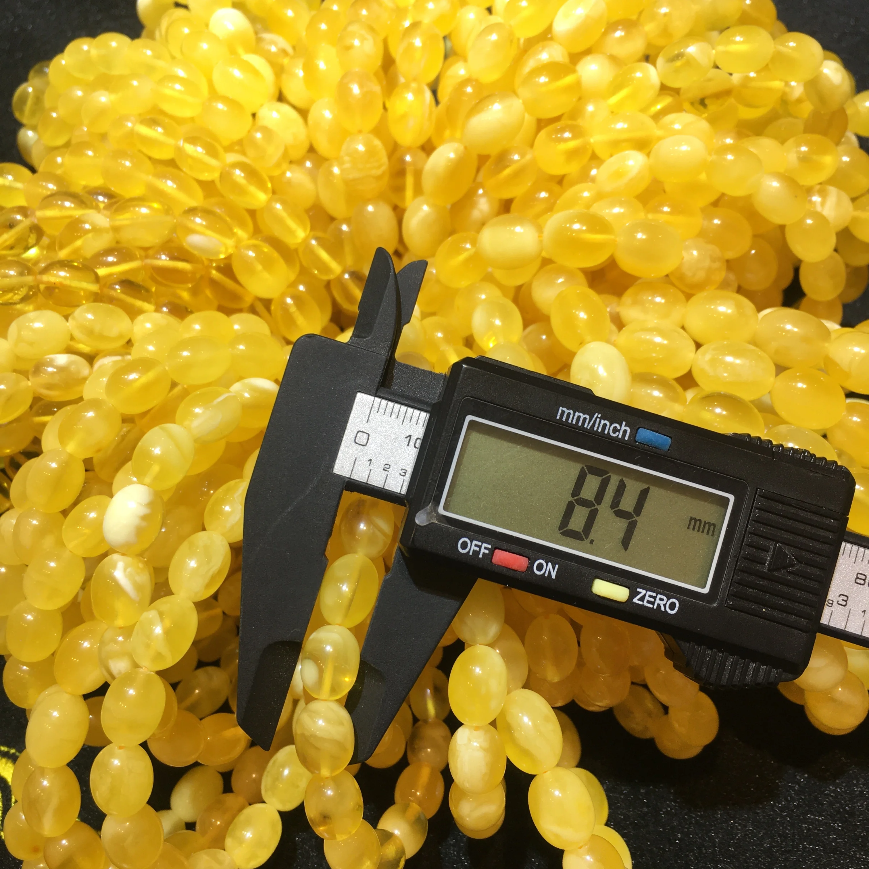 Attractive Price New Type White And Yellow Baltic Amber Stone Loose Ball Beads Muslim Prayer Bead High Quality