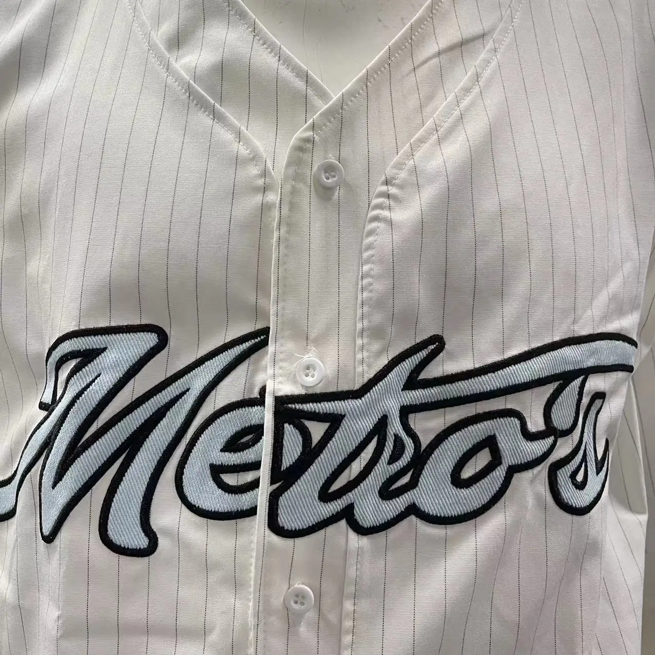 High quality applique screen printing shirts Striped smooth fabric shirts V-neck button Placket shirts