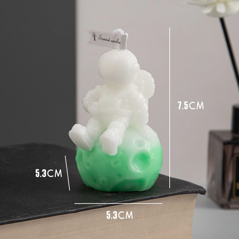 Wholesale Home Decoration Astronaut and Moon Shaped Soy Wax Candle Creative Wedding Aromatic Candle