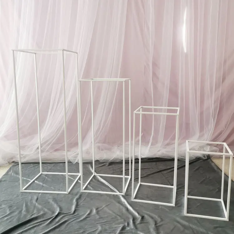 
2020 new gold wrought iron geometric road lead frame wedding props , tall flower stand for decoration wedding window T stand 