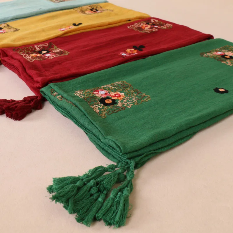 Fashion Bandana Arab Long Large Cotton Scarf Muslim Hijabs Scarf Floral Embroidery Shawl With Tassel