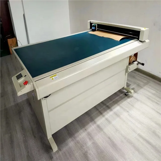 Плоттер для рисования и резки одежды