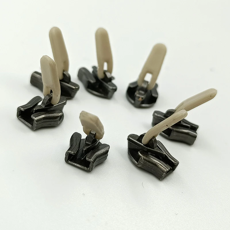 Wholesale Metal Zipper Sliders with Plastic rubber puller Tab Sizes 3# Customizable for Clothing Luggage  for Repair