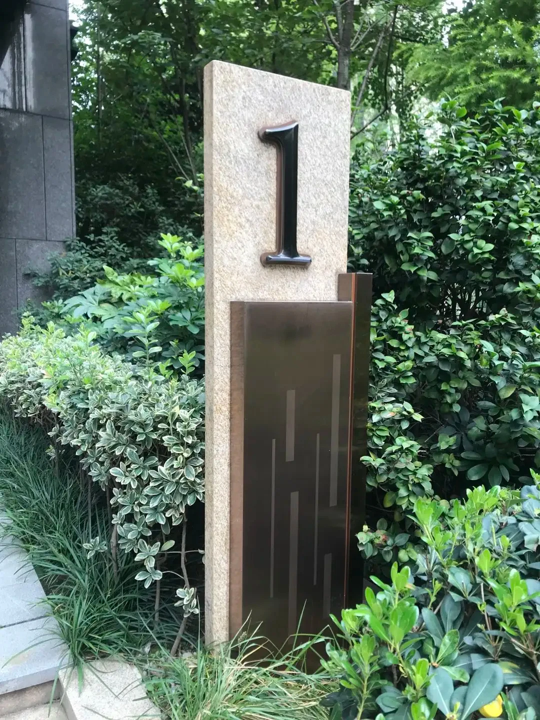 Водонепроницаемый изготовленный на заказ современный внешний направляющий стоящий светодиодный знак пилона здания