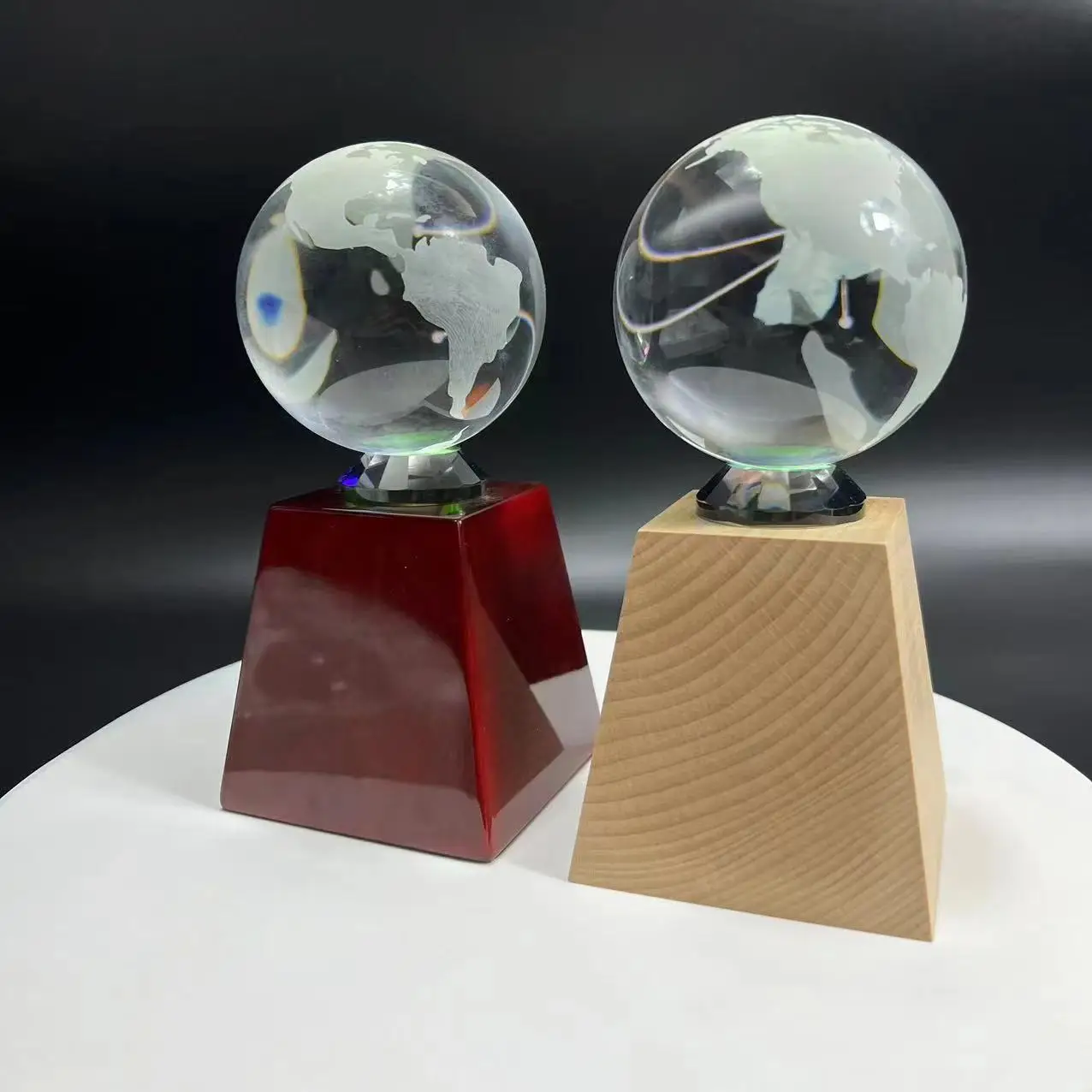 Hitop Wholesale Custom Design Logo Crystal trophy blank with wooden base crystal trophy with globe for Business Gift