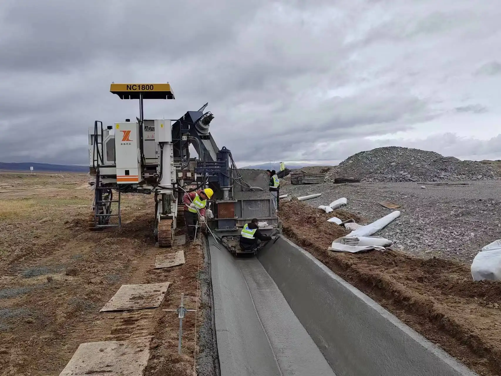 Farmland drainage ditch curb stone sliding film machine NC1800 automatic leveling one-time forming paver