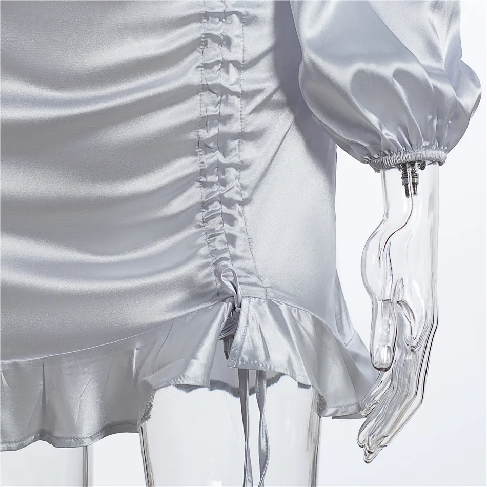 Асимметричное женское атласное платье с оборками на завязках и длинными рукавами