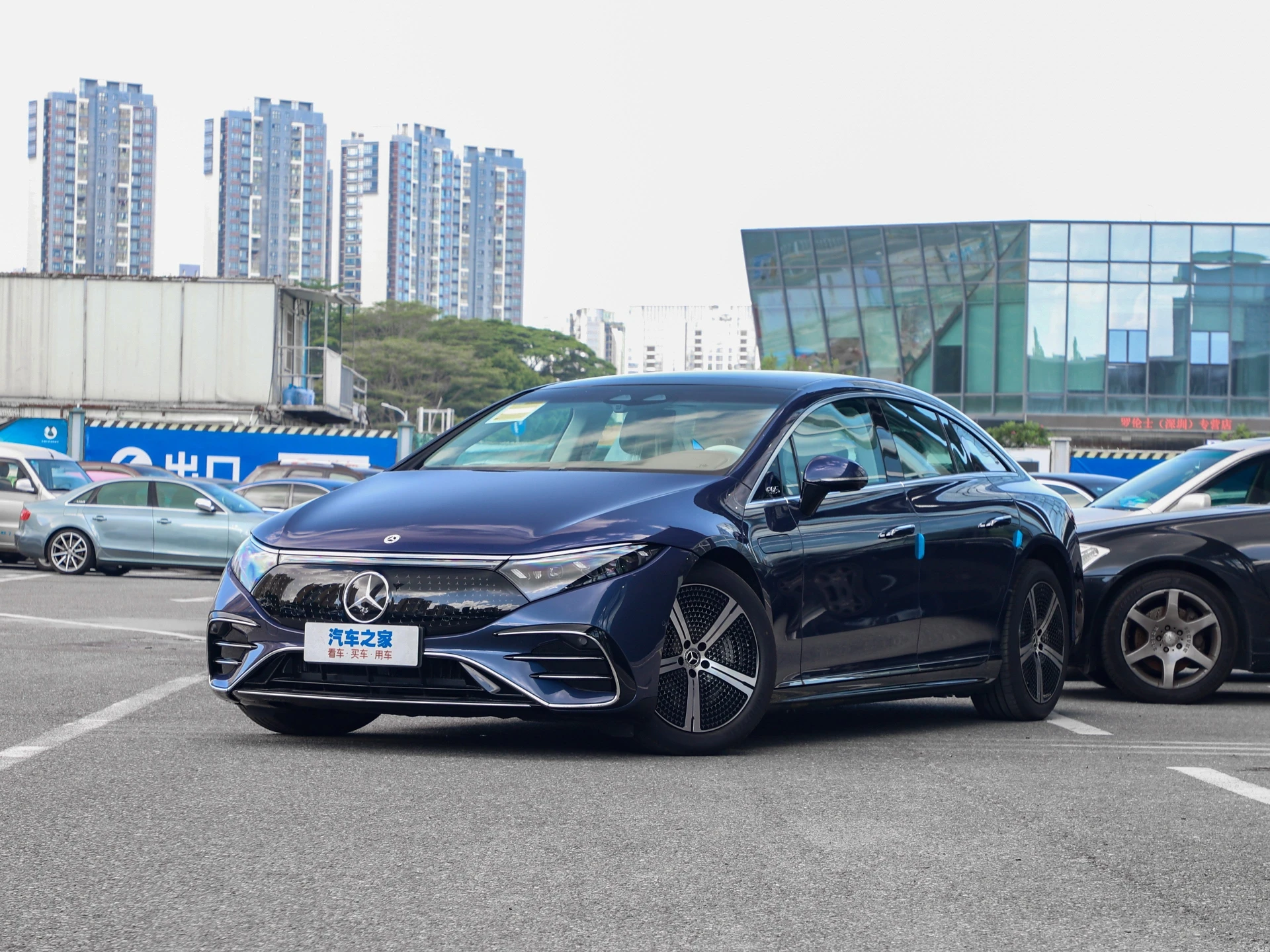 Аккуратно чистый Подержанный 2022 Merceds-Benc EQS 450 + 4dr Седан доступен