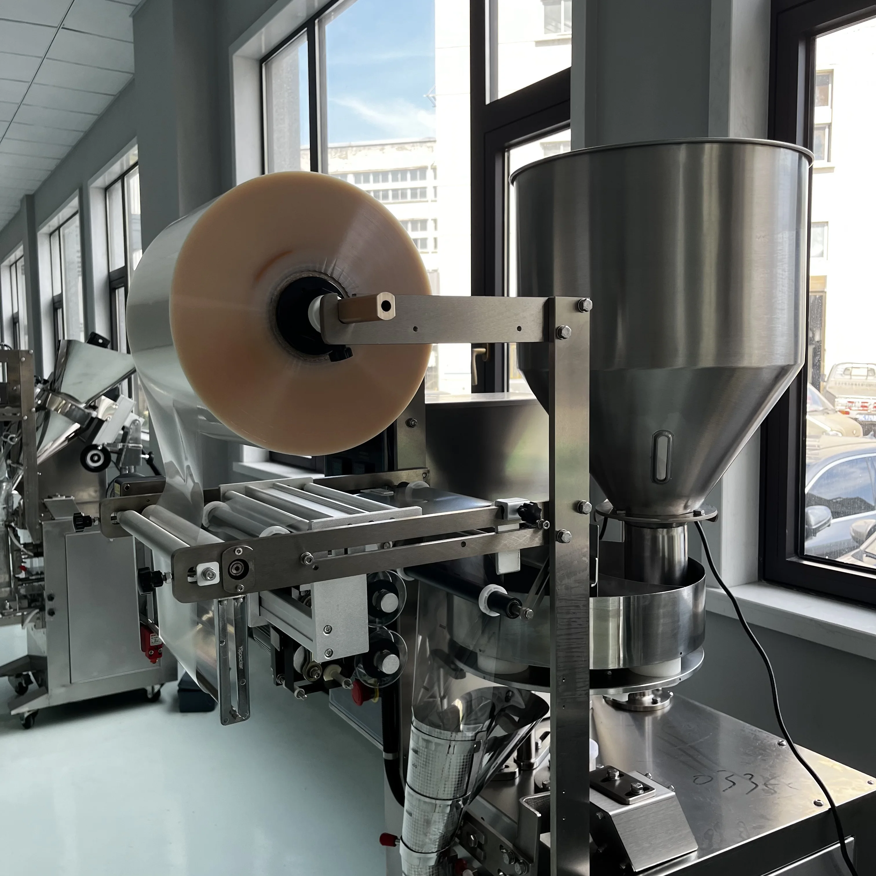 Automatic snack granule bag packaging equipment  Tea bag type package chocolate packaging machine for sale