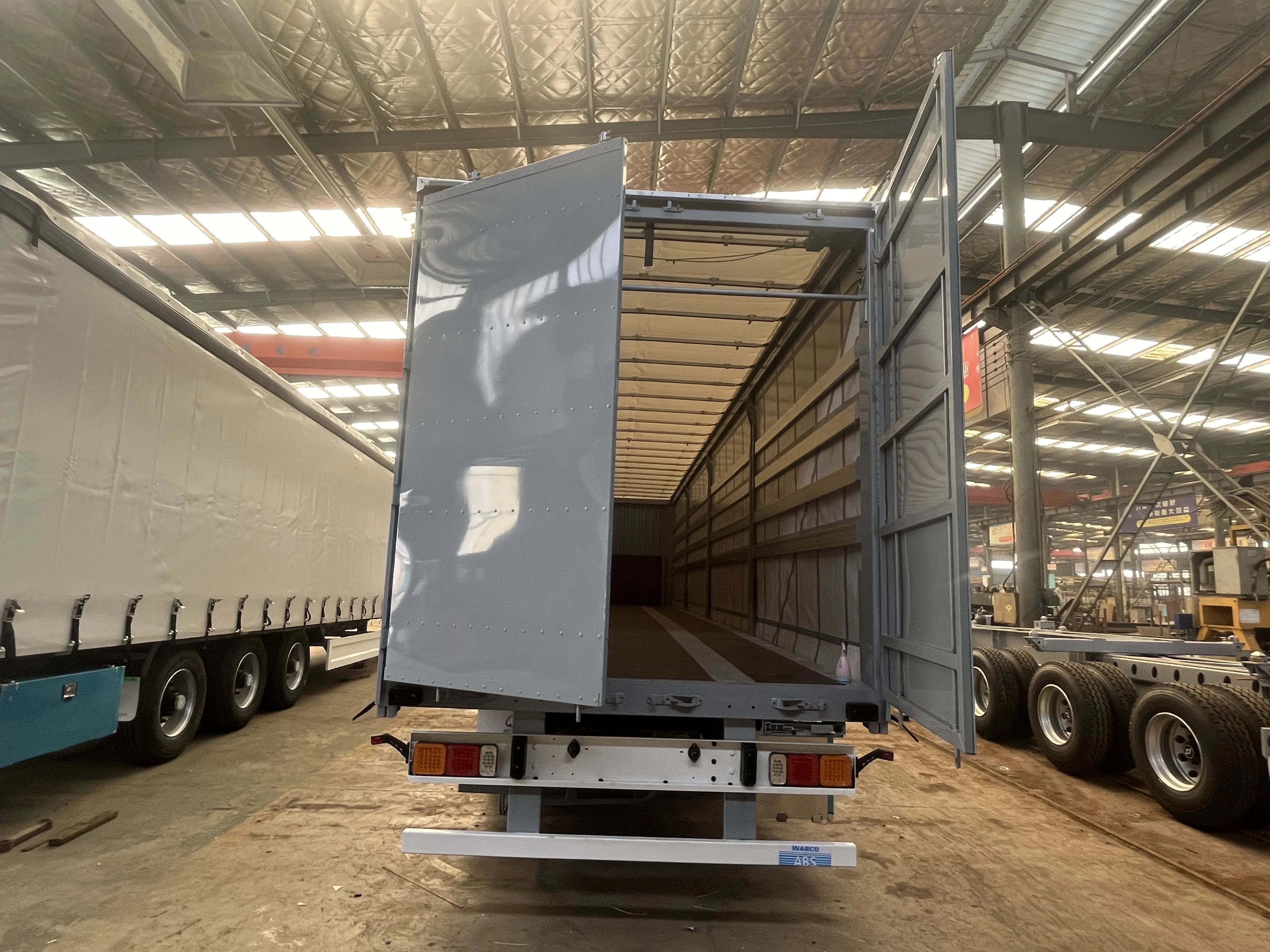 3 Axle 16m 13m 60 tons Cargo Transport Trailer Dry Van Box Side Curtain semi Trailer in Russia