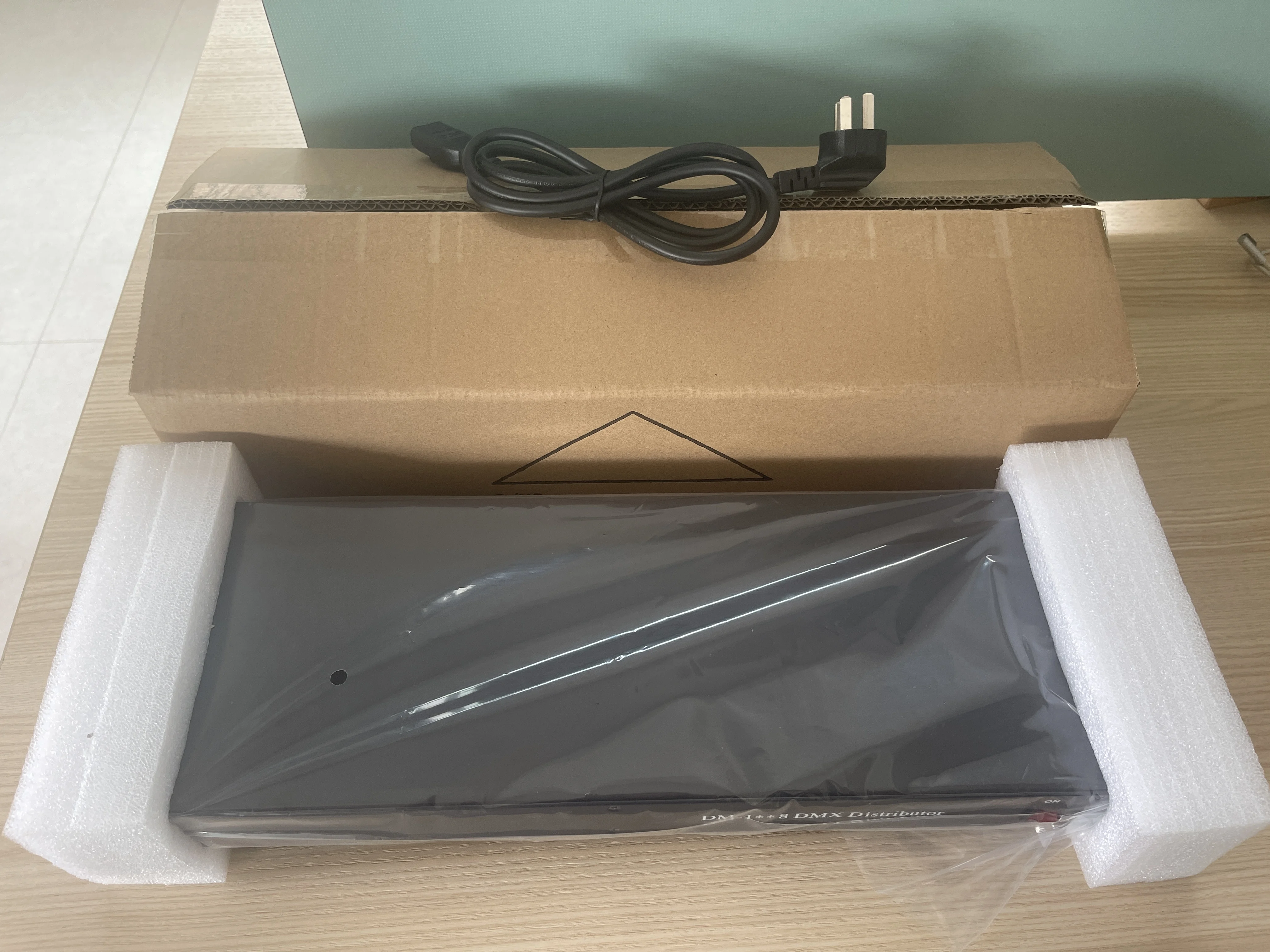 New 8 Channel DMX 512 Splitter Photoelectric Isolation Signal Amplifier