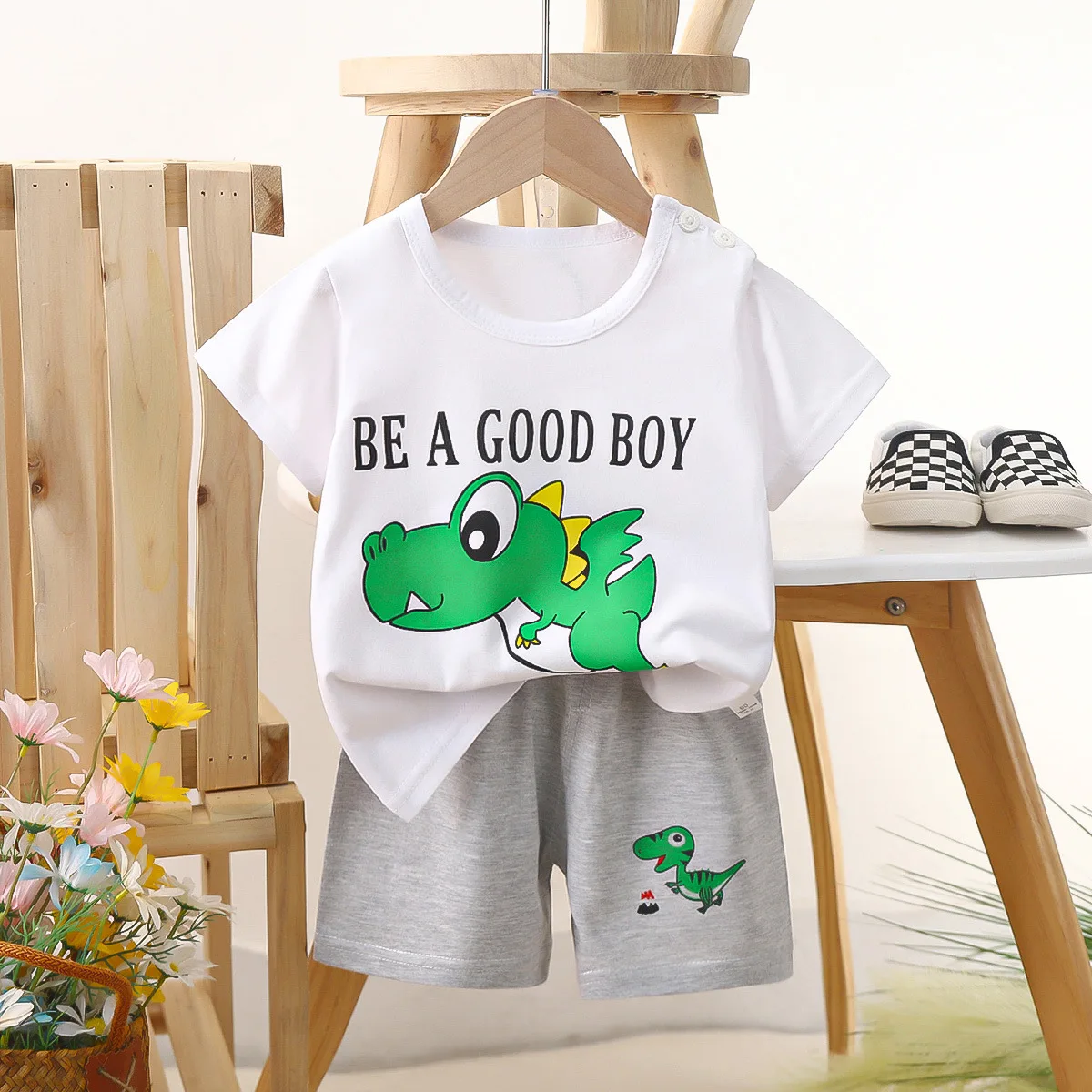 Cotton casual short sleeved cool suit, suitable for boys and girls, young children, age, lightweight T-shirt, baby clothes